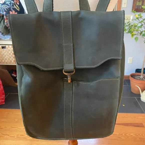 LOVELY GREEN LEATHER BACKPACK WITH LAPTOP COMPARTMENT - Picture 5 of 14